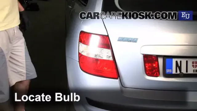 2003 Fiat Stilo 5-Porte JTD 1.9L 4 Cyl. Turbo Diesel Éclairage Feux de marche arrière (remplacer une ampoule)